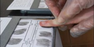 У иностранцев по приезду в Россию будут снимать отпечатки пальцев